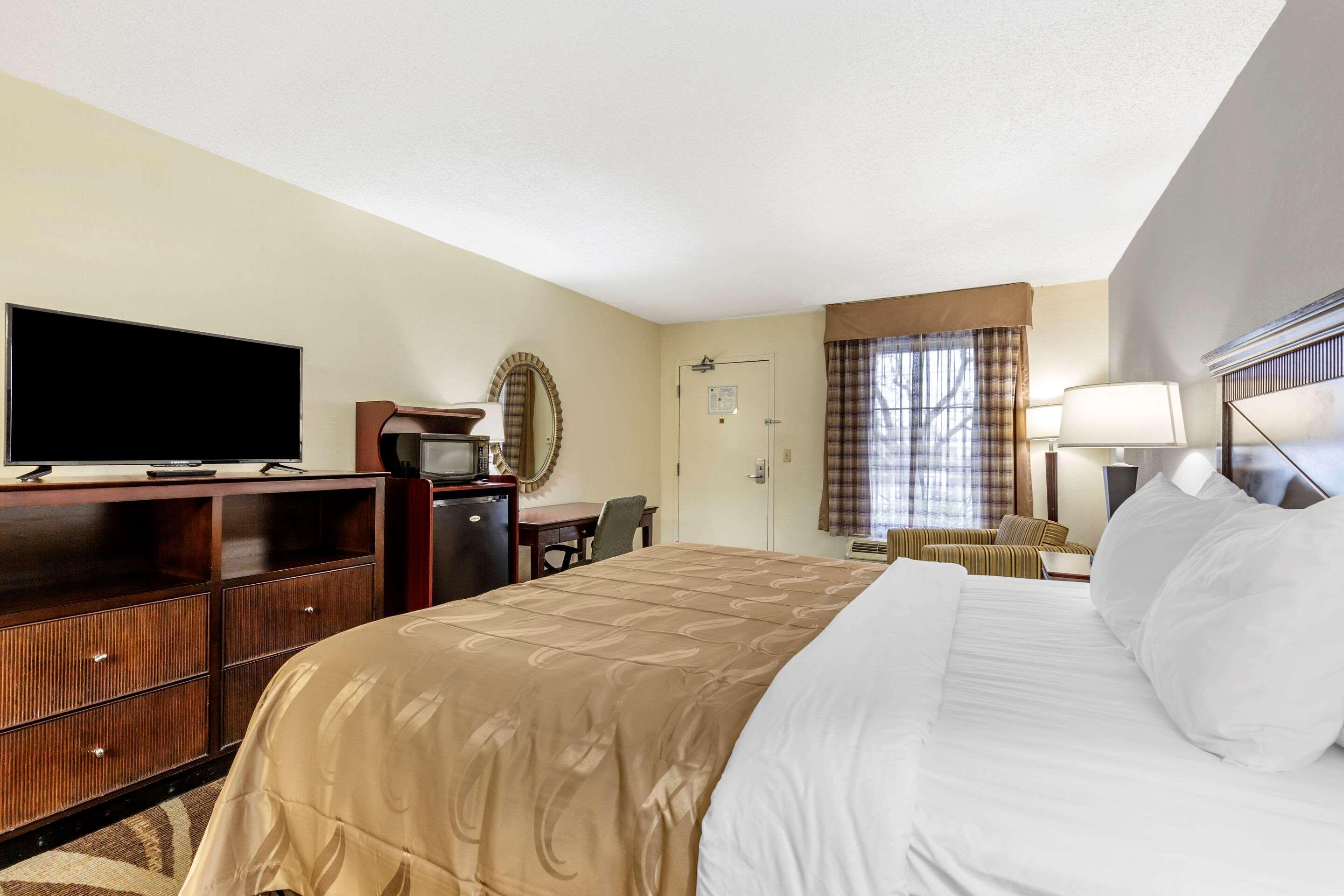 Quality Inn Windsor Mill Екстер'єр фото