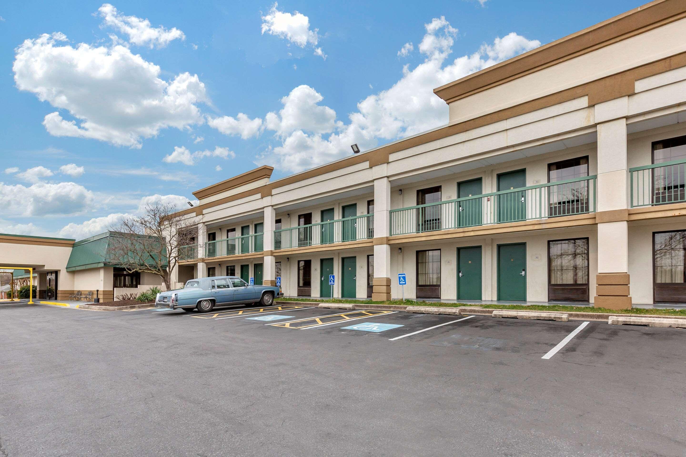 Quality Inn Windsor Mill Екстер'єр фото