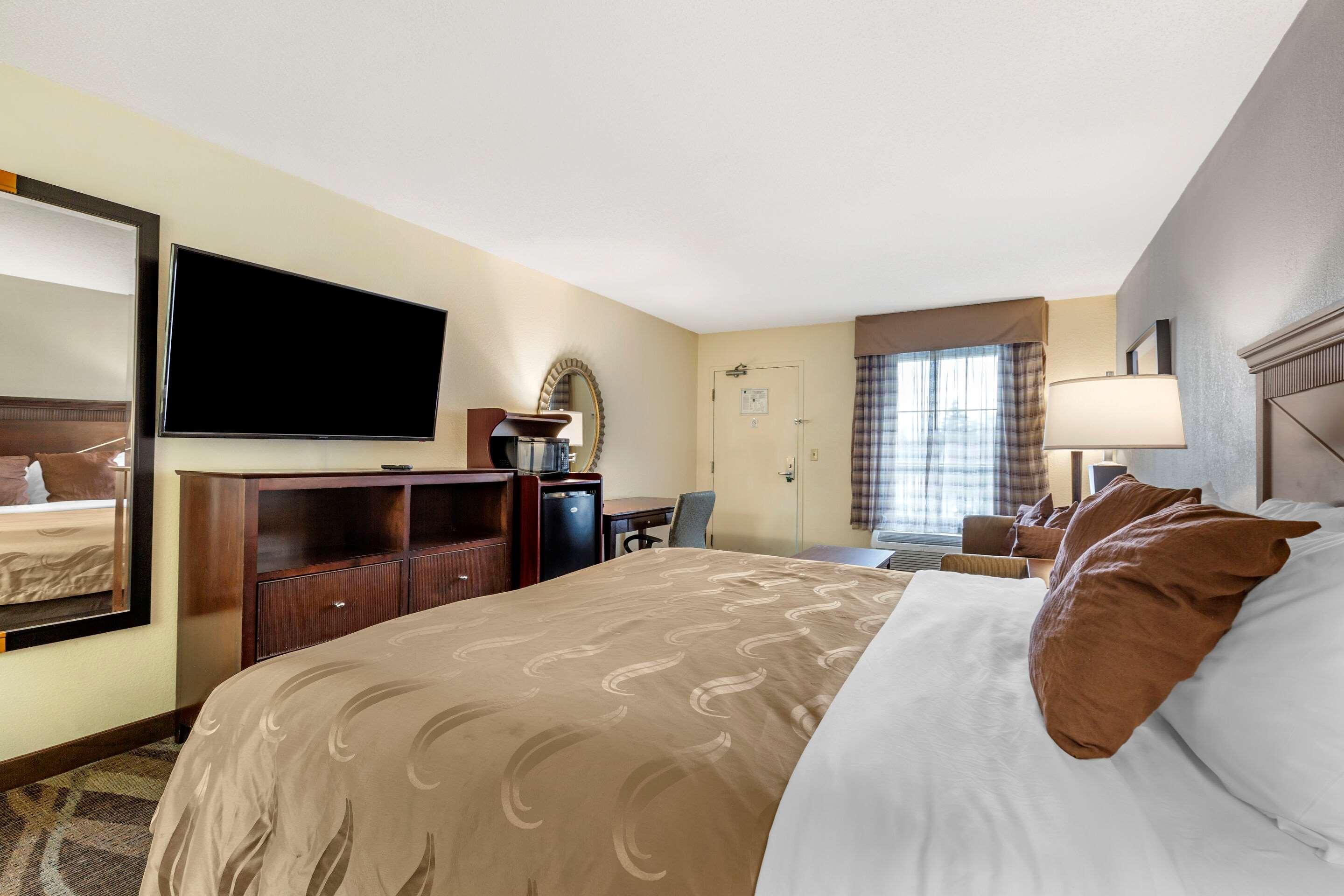 Quality Inn Windsor Mill Екстер'єр фото