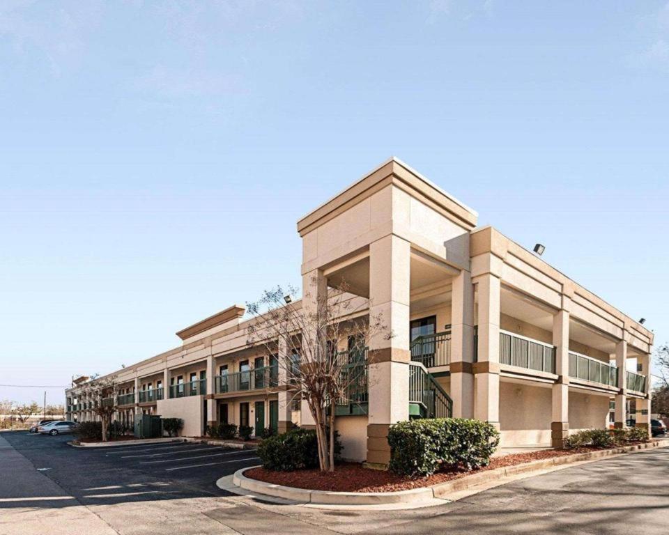 Quality Inn Windsor Mill Екстер'єр фото