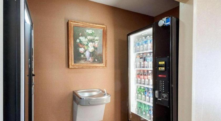 Quality Inn Windsor Mill Екстер'єр фото