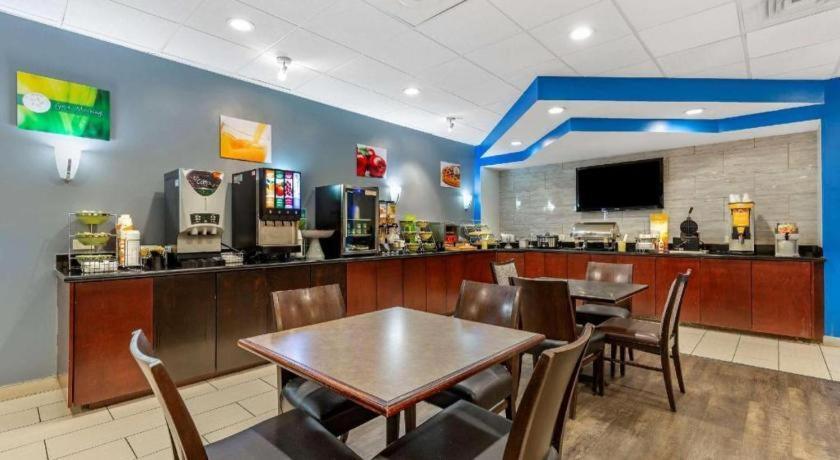 Quality Inn Windsor Mill Екстер'єр фото