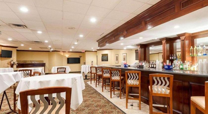 Quality Inn Windsor Mill Екстер'єр фото