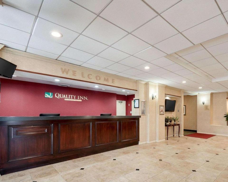 Quality Inn Windsor Mill Екстер'єр фото