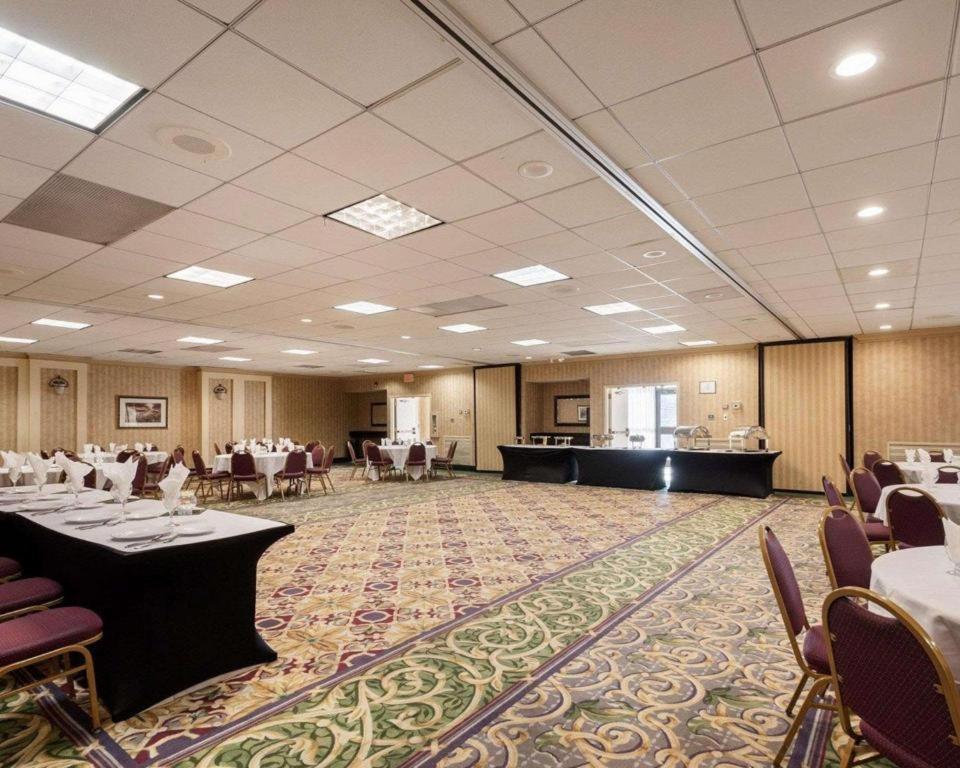 Quality Inn Windsor Mill Екстер'єр фото