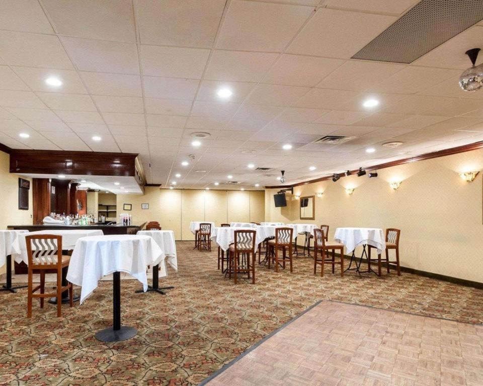 Quality Inn Windsor Mill Екстер'єр фото