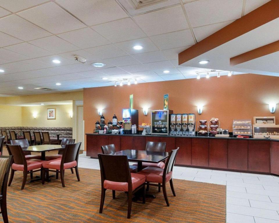 Quality Inn Windsor Mill Екстер'єр фото