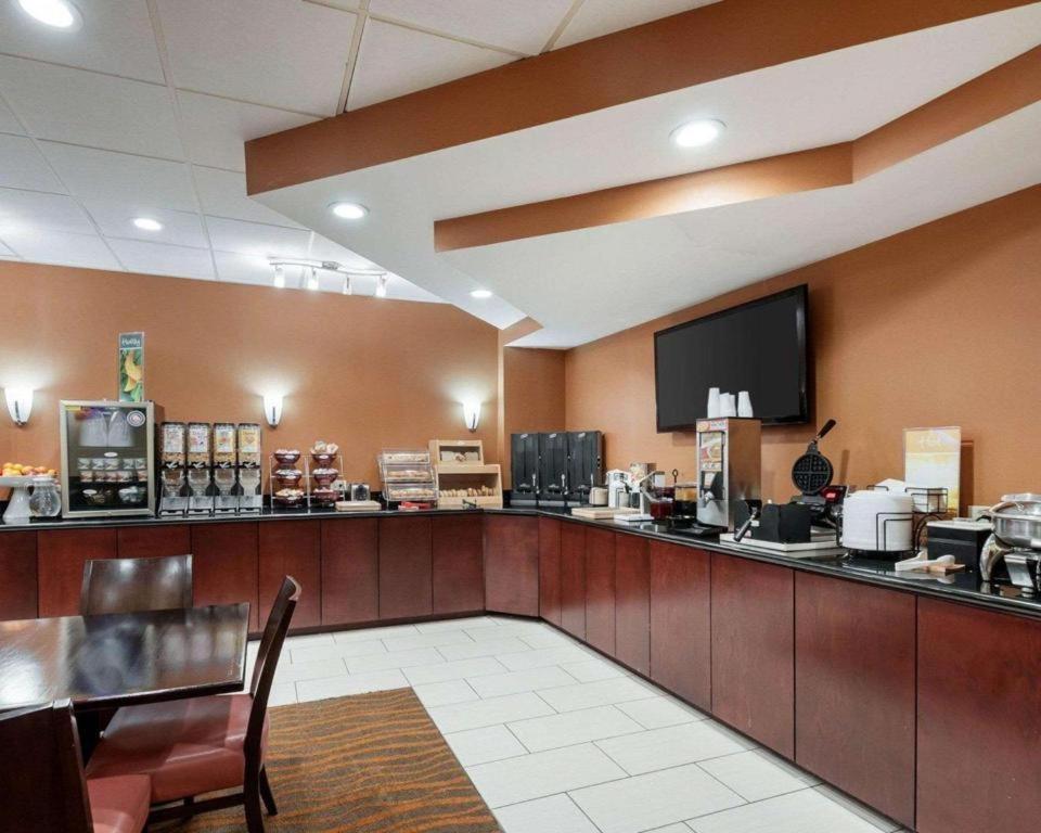 Quality Inn Windsor Mill Екстер'єр фото