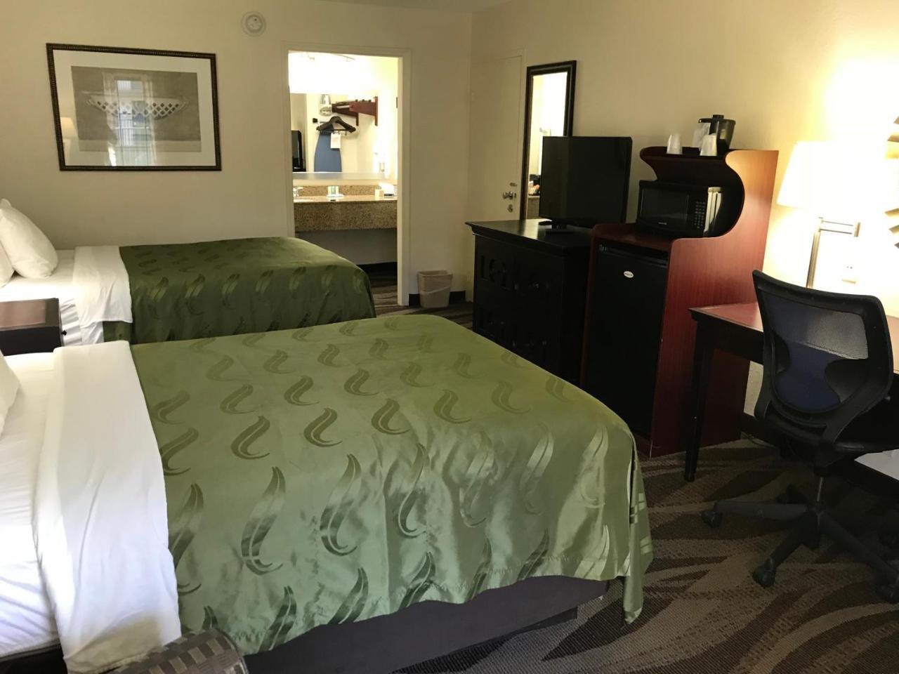 Quality Inn Windsor Mill Екстер'єр фото