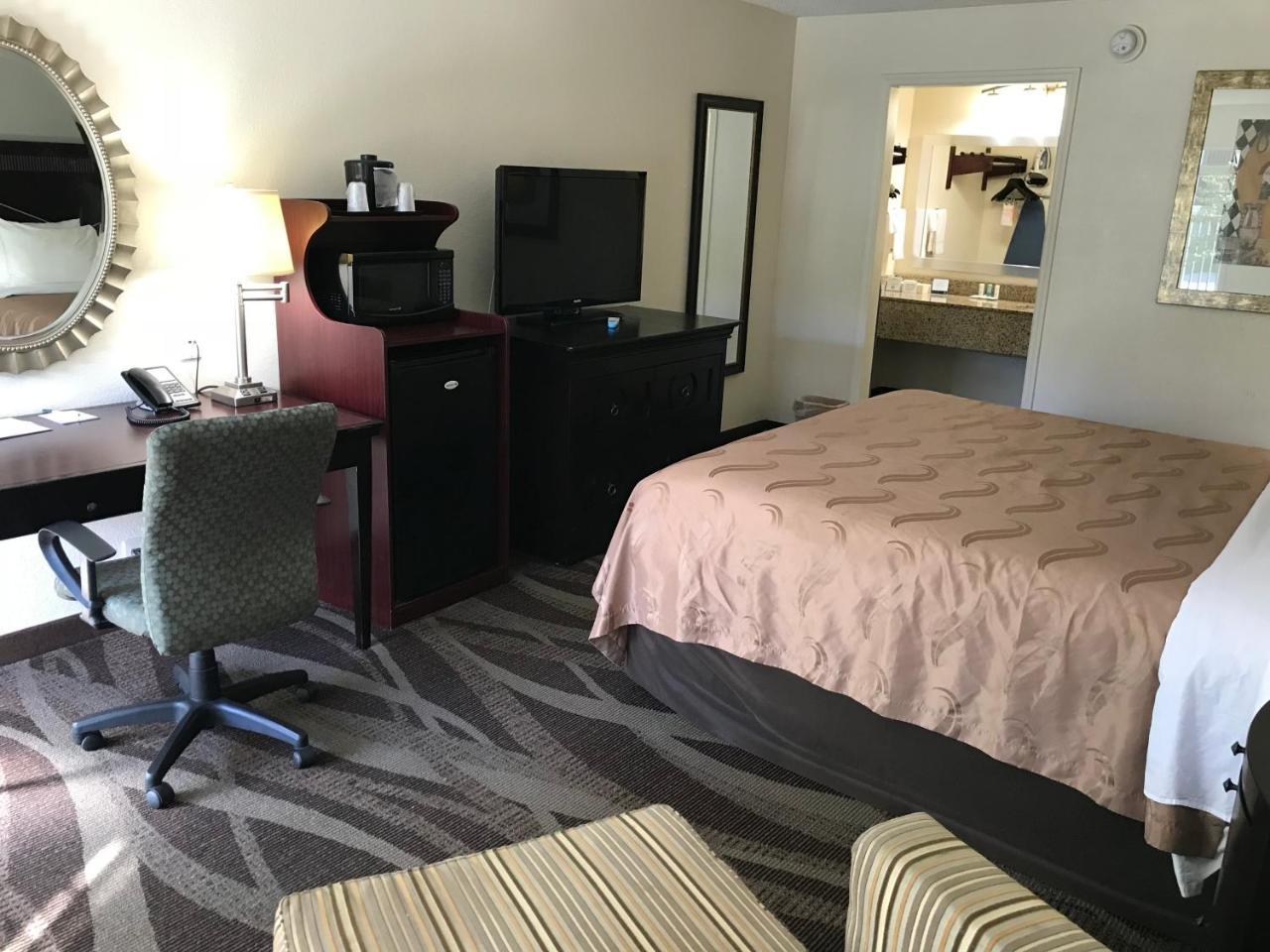 Quality Inn Windsor Mill Екстер'єр фото